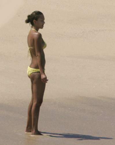 Jessica Alba sur la plage